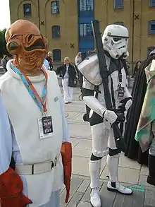 Homme portant un costume.