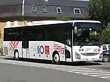 Iveco Crossway, en livrée simplifiée « Lignes intermodales d'Occitanie » (sur fond rouge normalement).