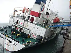 Le même navire à quai à Brest.