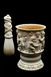 Mortier en ivoire, gravé de scènes alchimistes et de chérubins (XVIe ou XVIIe siècle)