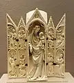 Triptyque en ivoire française du XIVe&nbsp;siècle représentant l'Annonciation, la Visitation, l'Adoration des Mages, la Nativité (avec Joseph tenant le bébé pendant que Marie dort), la Présentation.