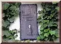 Plaque commémorative sur la maison devant laquelle s'effondra le caporal Peugeot en 1914.