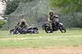 Les motocyclettes, remplaçant le cheval, permettent un déplacement rapide, sinon discret.