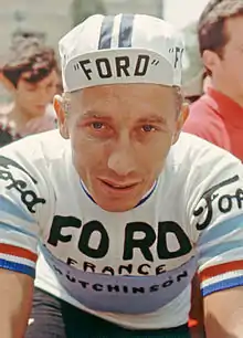Photographie d'un cycliste se tenant de face sur sa bicyclette.
