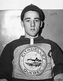 Portrait de Jacques Plante en noir et blanc.