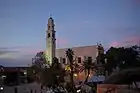 Photographie du côté sud de l'église le soir.