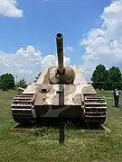 Vue de face du Jagdtigerno&nbsp;305020. L'impact sur le mantelet a arraché une partie du blindage (sur la droite du canon).