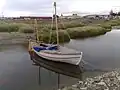 La réplique du James Caird à flot sur la rivière à côté du musée Nao Victoria.