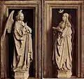 La posture et les mains semble inspirées de L'Annonciation de Van Eyck