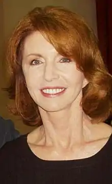 Photo en couleurs d'une femme âgé souriante.