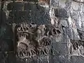 La sculpture sur la porte principale