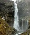 Photo couleur de chutes d'eau déferlant le long d'une falaise.