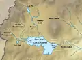 Carte couleur montrant une étendue d'eau en bleu sur un fond brun comprenant des reliefs montagneux et des cours d'eau.