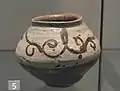 Jarre buncheong vers 1400-1600 (Victoria and Albert Museum). Grès peint à la barbotine blanche et au brun de fer.