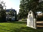Au fond, le pavillon.