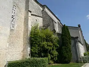 Le mur latéral et les vestiges du prieuré.