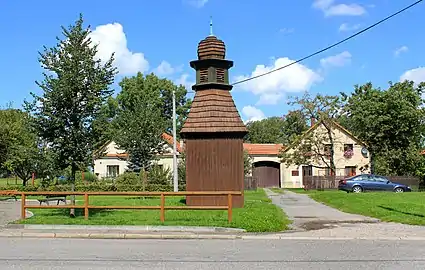 Clocher-tour en bois.