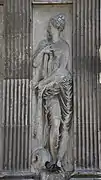 Nymphe, vue de face, tête tournée vers la gauche, qui tient une rame (1549), Paris, Fontaine des Innocents