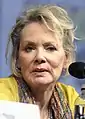 Jean Smart interprète Helen Fahey.