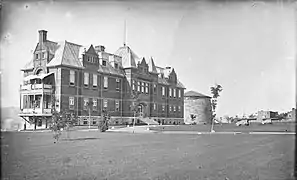 La tour no 3, à droite de l'ancien hôpital Jeffery Hale, en 1904