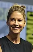 Jenna Elfman interprète June Dorie.