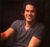 Jerry Trainor interprète Spencer Shay.