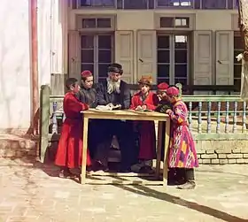 Écoliers juifs de Samarcande avec leur instituteur au début du XXe&nbsp;siècle (photographie de Prokoudine-Gorski)