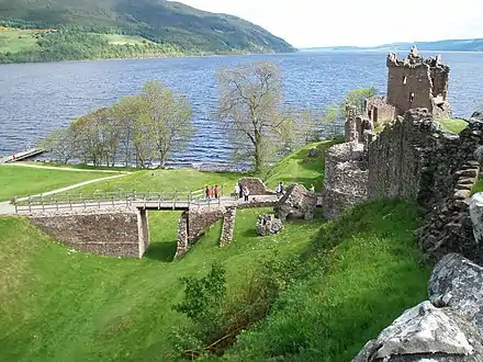 Vue depuis la motte castrale montrant l'emplacement du pont-levis et les restes de la porterie sur la droite.