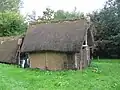 Reconstitution de cabanes du Moyen Âge à Asnapio