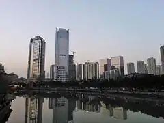 Rivière Jin et Hôtel Shangri-La.