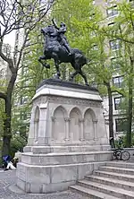 Statue équestre de Jeanne d'ArcUne copie existe à Blois (France), dans le jardin de l'ancien palais épiscopal et une autre à Québec (Canada), dans le Jardin Jeanne d'Arc au parc des Champs de Bataille.,[PDF] Des rives de l'Hudson aux rives de la Loire, texte d'Yves-Henry Nouailhat, sur le site France-États-Unis 41.com.
