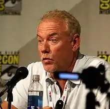 John Debbney en confiance de presse
