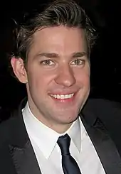 Photographie d’un jeune homme regardant la caméra en souriant.