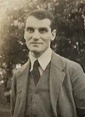 Portrait noir et blanc d'un homme.