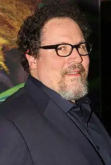 Homme souriant qui porte des lunettes.
