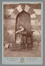 Délié & Béchard, [Jeune homme devant une porte], portrait-carte, 1869-1890, coll. Rijksmuseum
