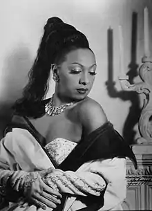 Joséphine Baker, danseuse, chanteuse et meneuse de revue afro-américaine.