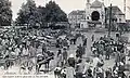 Josselin ː le marché devant l'église Saint-Martin vers 1925 (carte postale Artaud et Nozais).