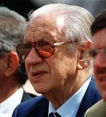 Une photo de la tête de Juan Antonio Samaranch, avec des lunettes