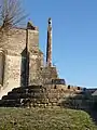 La croix et le socle