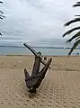 Reconstitution d'une ancre romaine sur la promenade du bord de mer.