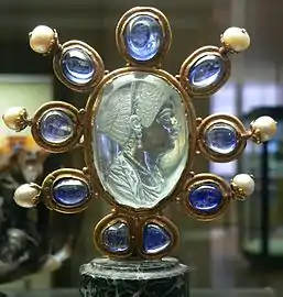 Intaille représentant Julie, fille de Titus. Monture du IXe&nbsp;siècle. Auteurs : Euodos (graveur) et atelier de la cour de Charles II le Chauve (orfèvre). Cette intaille a appartenu au Trésor de Saint-Denis. Cabinet des médailles (BNF).