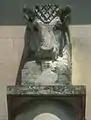 Chapiteau d'une colonne de la façade représentant une tête de bovin (Inventaire Général, 1997).