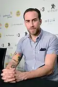 Justin Benson dans le rôle de John Anglin