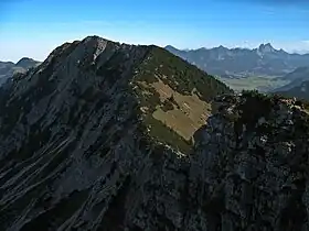Vue du Kühgundkopf depuis l'Iseler (au fond, la vallée de Tannheim&nbsp;(de) et les Tannheimer Berge)
