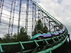 La première descente avec la voie originale de Arrow qui a été remplacée en 2009.