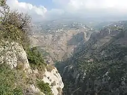 Vue de la vallée depuis les falaises de Hadchit.