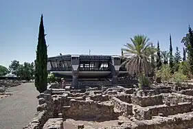 L'église catholique, construite au-dessus de la maison de saint Pierre
