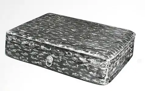 Boîte, v. 900. Décor en maki-e: animaux marins (poissons, oiseaux, tortues) en or, et vagues en argent. L. 39 cm. Kyoto, Tō-ji.