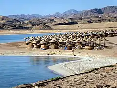 Plage touristique à Kalawy (en) en 2008